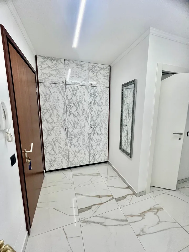 Elegantes 3.5-Zimmer-Wohnung mit 2 Terrassen, Seeblick, Autoabstellplatz und Parkplatz