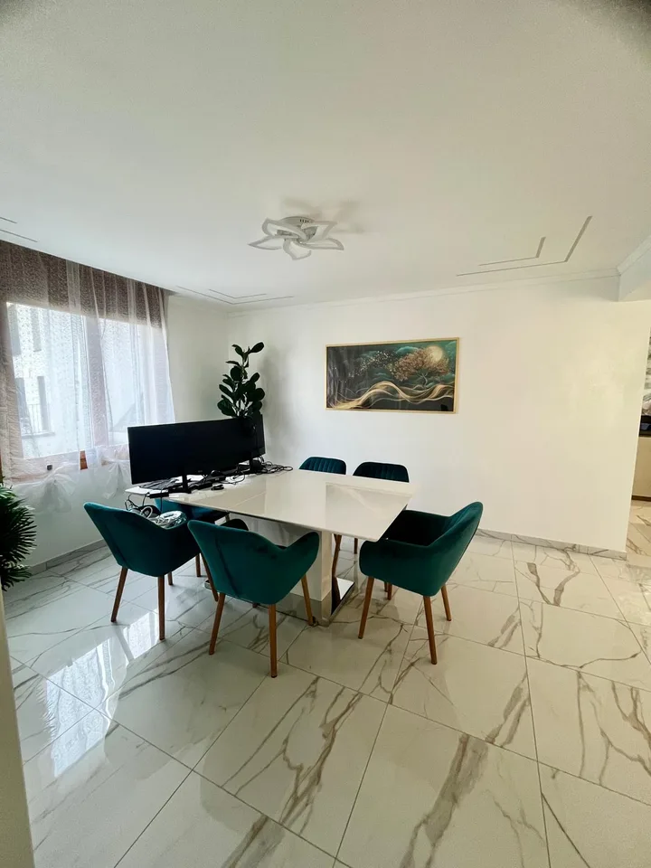Elegantes 3.5-Zimmer-Wohnung mit 2 Terrassen, Seeblick, Autoabstellplatz und Parkplatz