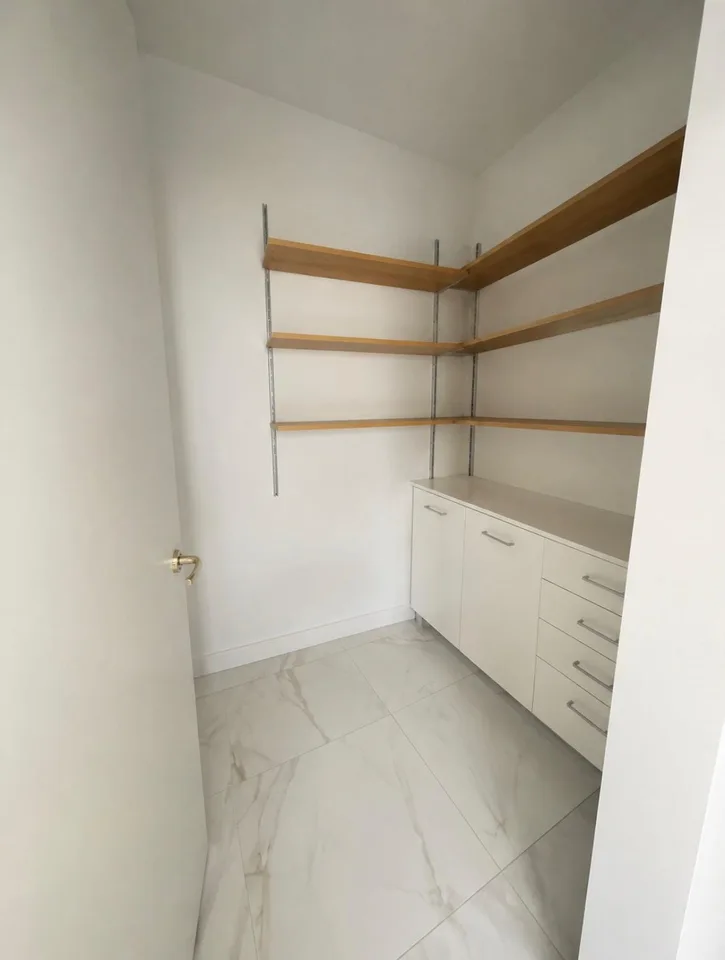 Elegantes 3.5-Zimmer-Wohnung mit 2 Terrassen, Seeblick, Autoabstellplatz und Parkplatz