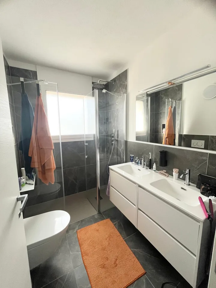 Elegantes 3.5-Zimmer-Wohnung mit 2 Terrassen, Seeblick, Autoabstellplatz und Parkplatz