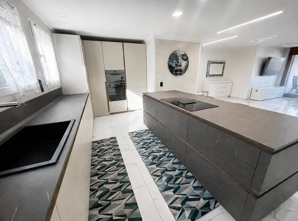 Elegantes 3.5-Zimmer-Wohnung mit 2 Terrassen, Seeblick, Autoabstellplatz und Parkplatz