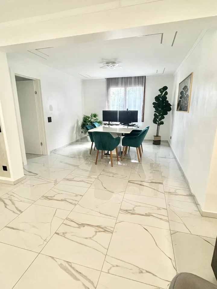 Elegantes 3.5-Zimmer-Wohnung mit 2 Terrassen, Seeblick, Autoabstellplatz und Parkplatz
