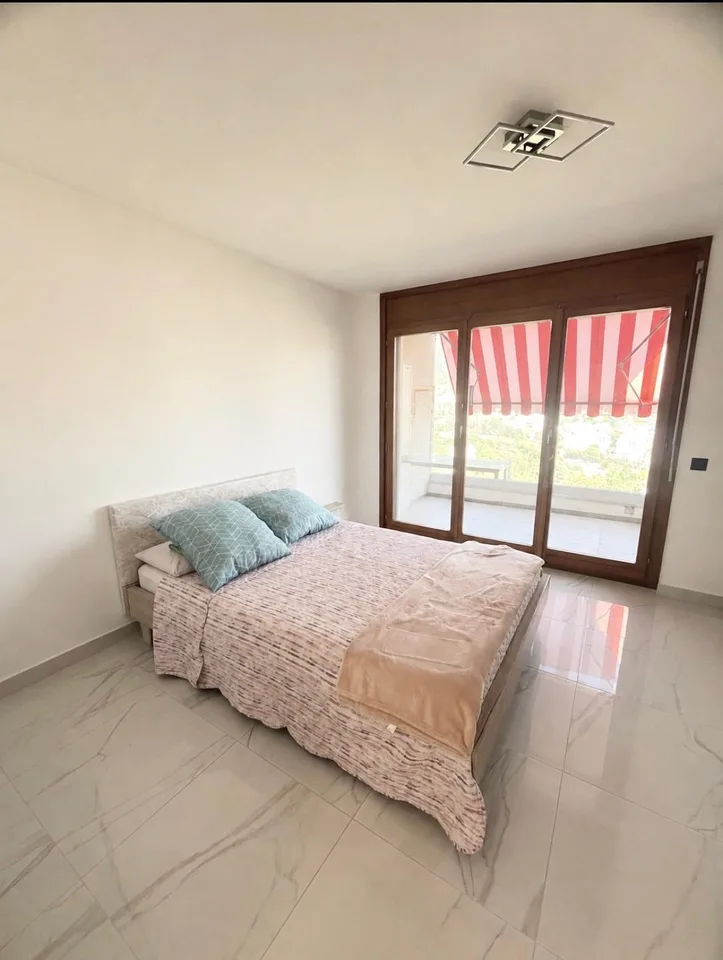 Elegantes 3.5-Zimmer-Wohnung mit 2 Terrassen, Seeblick, Autoabstellplatz und Parkplatz