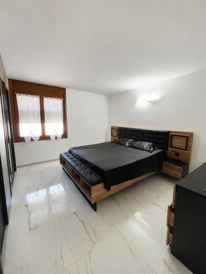 Elegantes 3.5-Zimmer-Wohnung mit 2 Terrassen, Seeblick, Autoabstellplatz und Parkplatz
