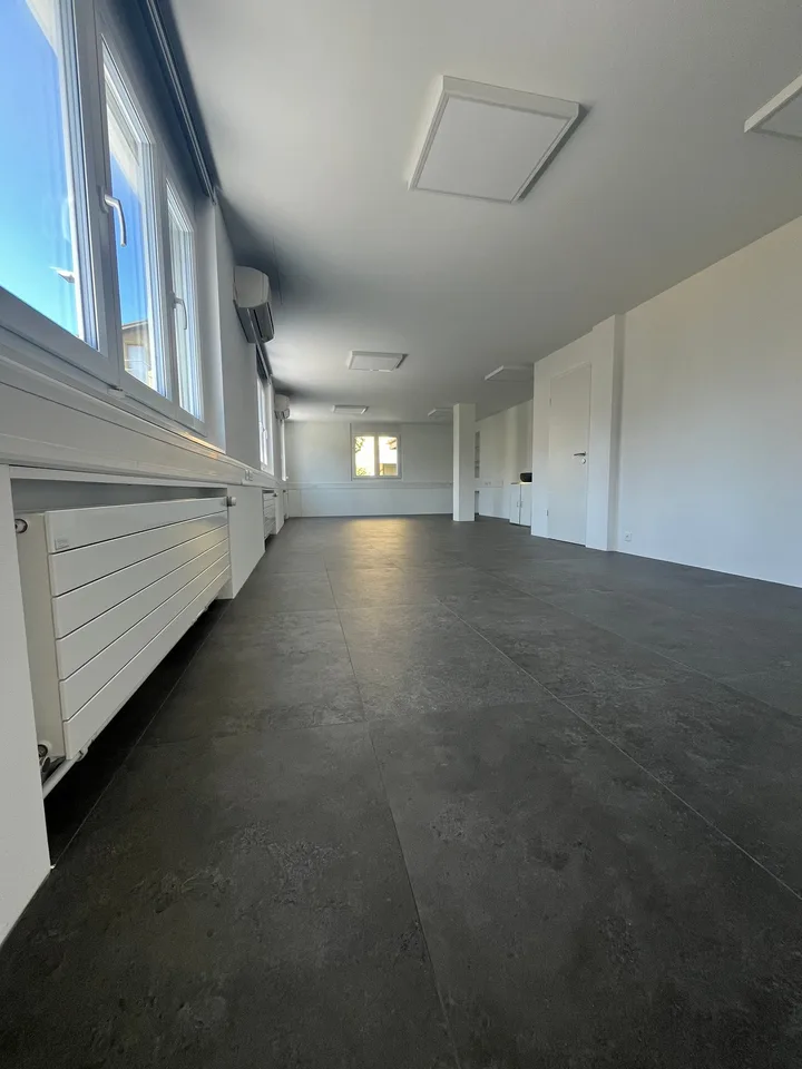 Spazi commerciali e uffici moderni in affitto – foto 5 di 6