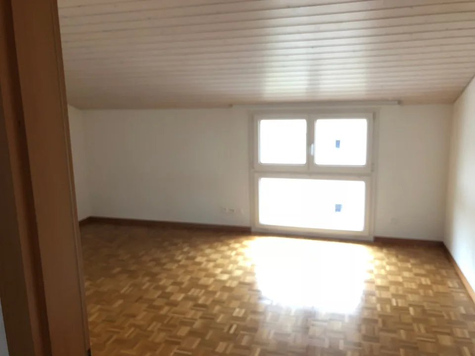 Appartement spacieux 5 pièces avec balcon dans un quartier calme
