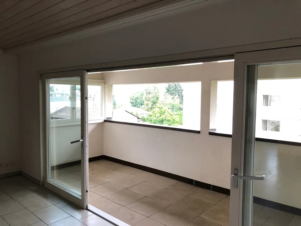 Appartement spacieux 5 pièces avec balcon dans un quartier calme