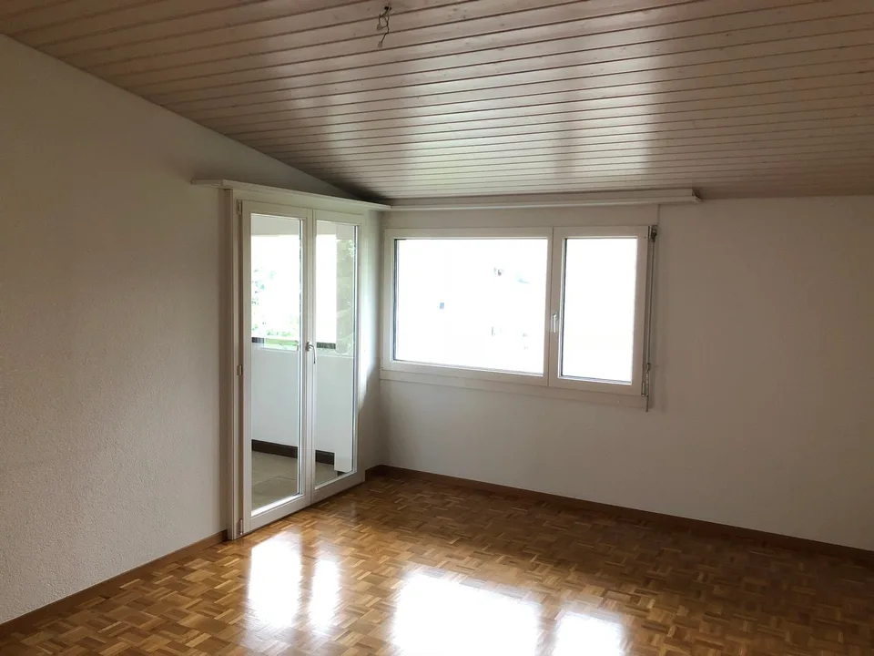 Appartement spacieux 5 pièces avec balcon dans un quartier calme