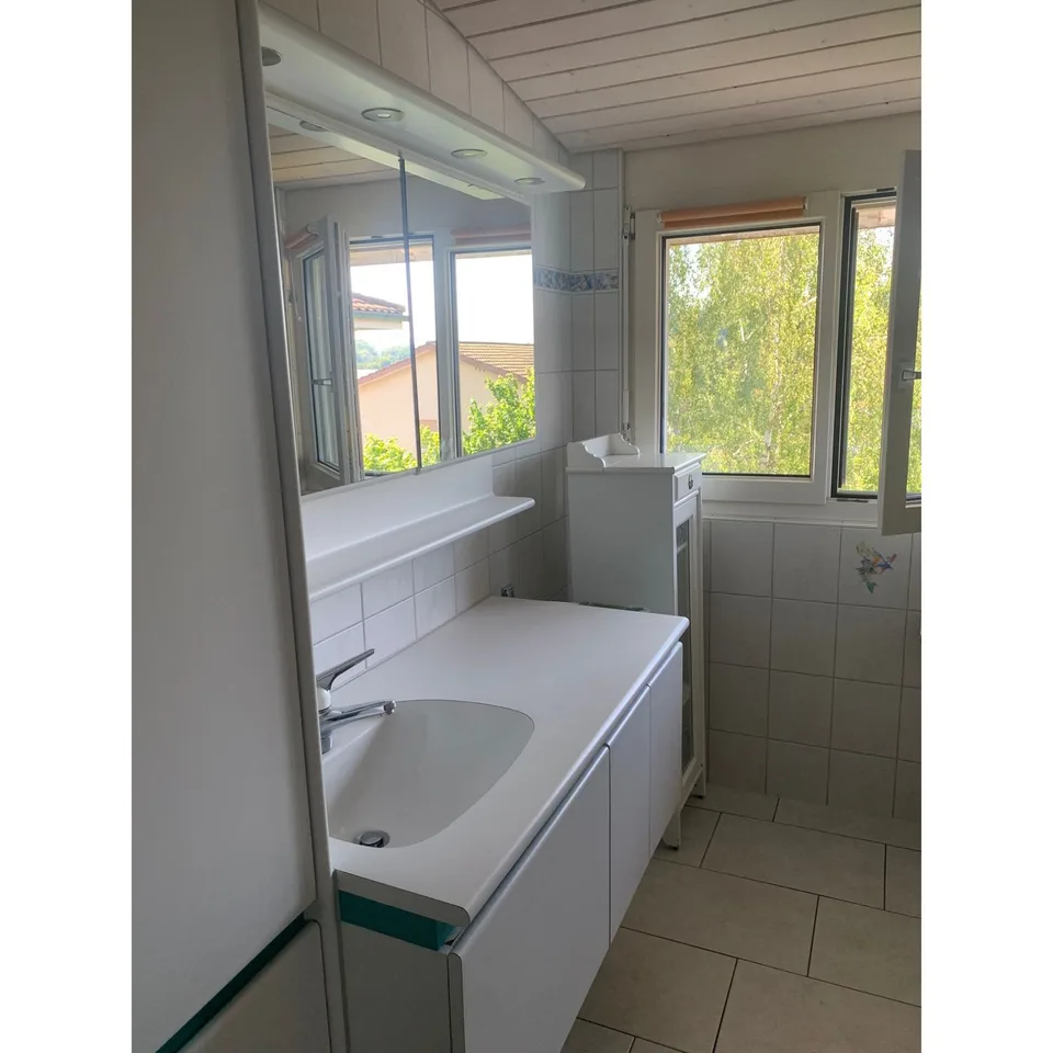 Appartement spacieux 5 pièces avec balcon dans un quartier calme