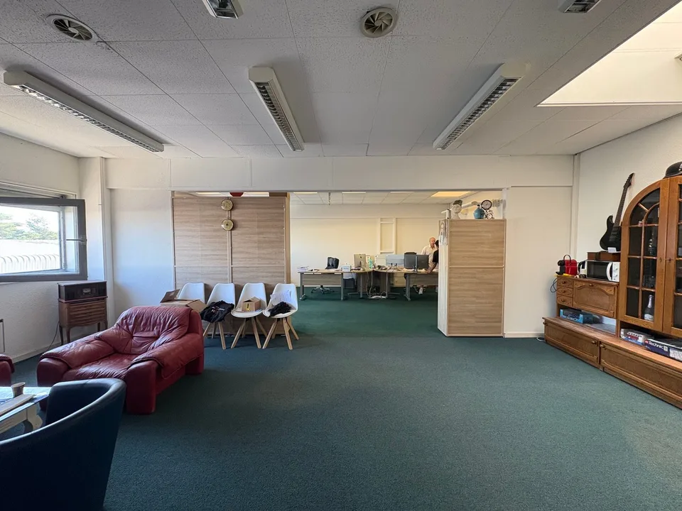 A ne pas manquer ! Surface de 76m2 dans zone industrielle – photo 5 sur 6