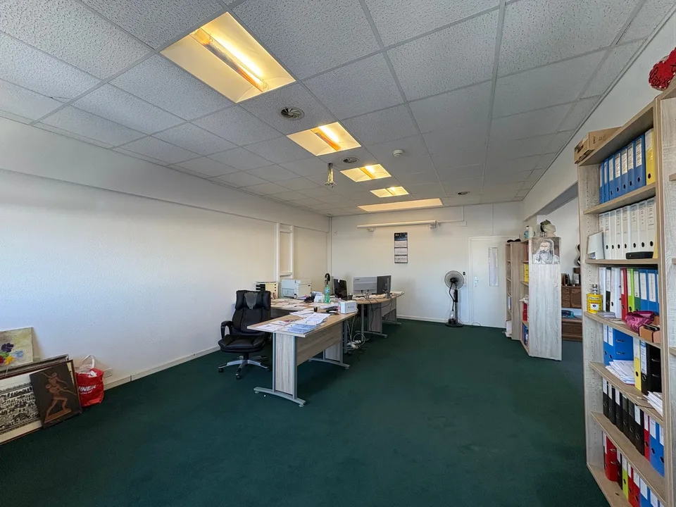 A ne pas manquer ! Surface de 76m2 dans zone industrielle – photo 4 sur 6