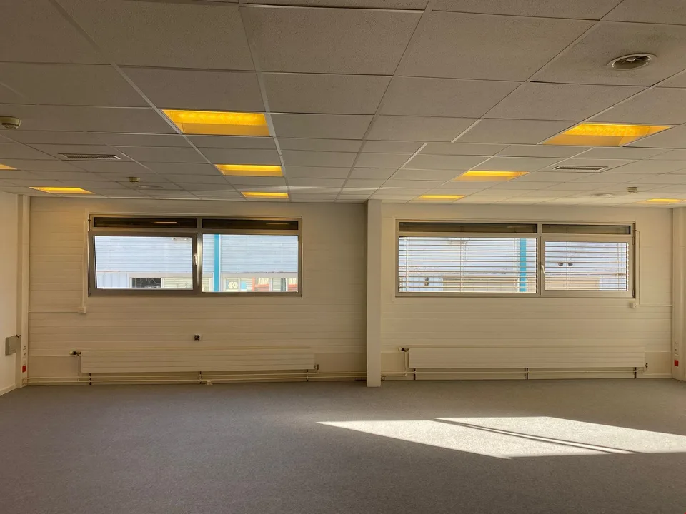 A ne pas manquer ! Surface de 76m2 dans zone industrielle – photo 2 sur 6