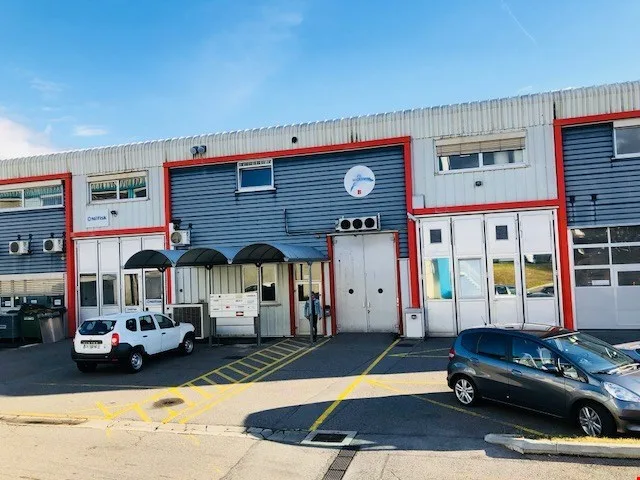A ne pas manquer ! Surface de 76m2 dans zone industrielle – photo 3 sur 6