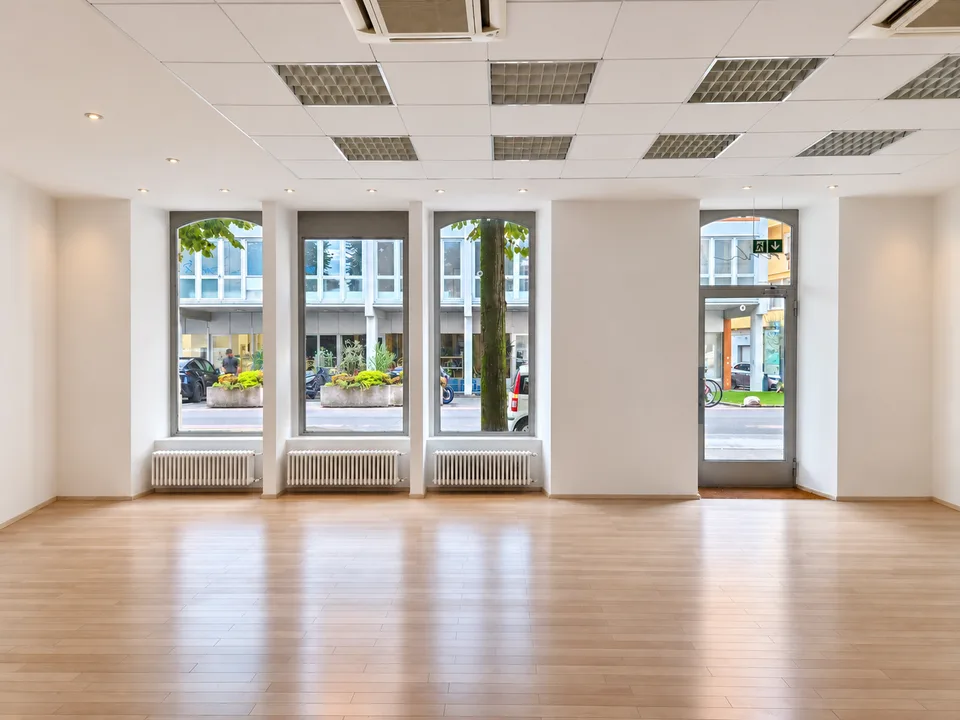 Location d'un espace commercial lumineux avec grande visibilité au centre de Chiasso – photo 8 sur 12