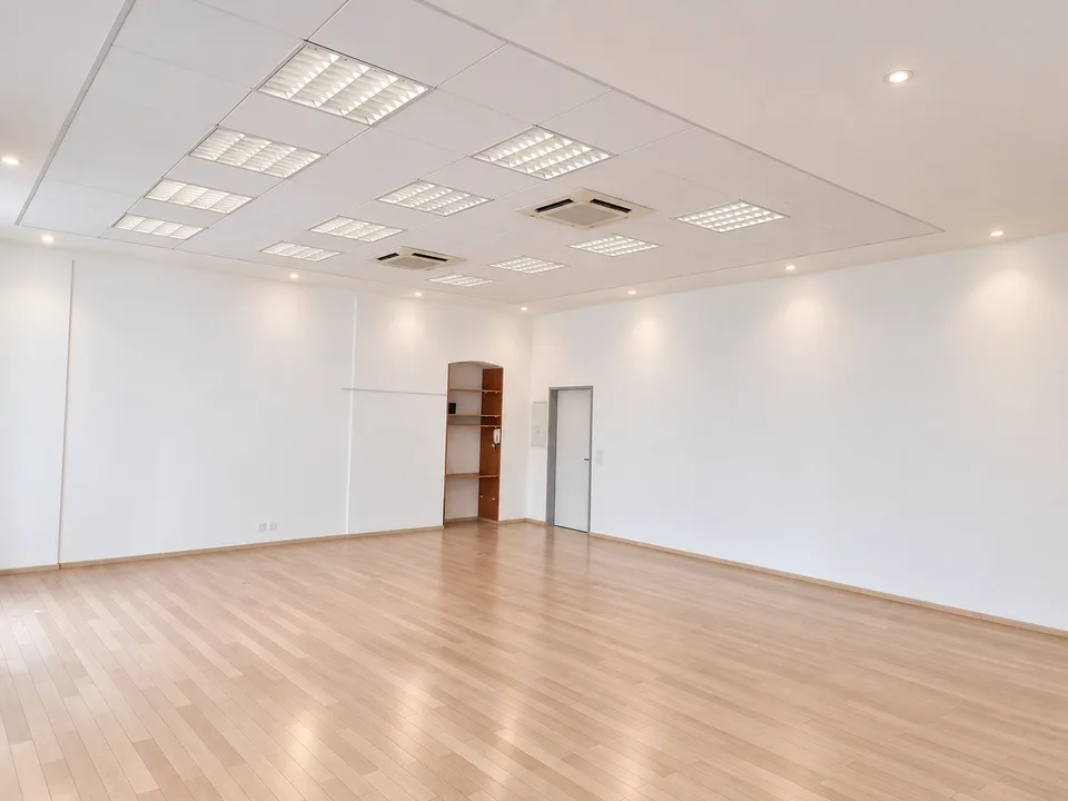 Location d'un espace commercial lumineux avec grande visibilité au centre de Chiasso – photo 11 sur 12