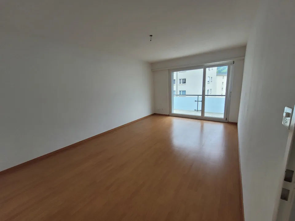 Appartamento luminoso 4.5 locali con balcone e bella vista a Ulisbach
