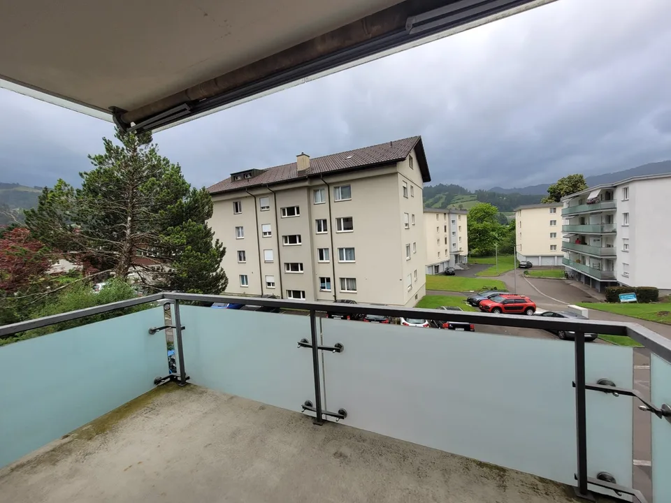 Appartamento luminoso 4.5 locali con balcone e bella vista a Ulisbach