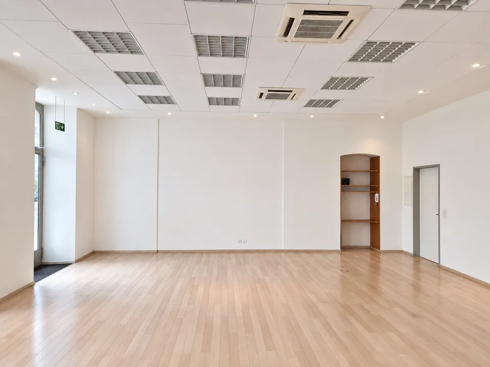 Location d'un espace commercial lumineux avec grande visibilité au centre de Chiasso – photo 10 sur 12