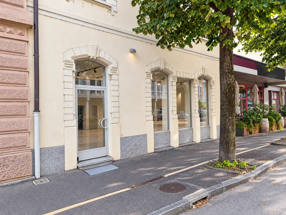 Location d'un espace commercial lumineux avec grande visibilité au centre de Chiasso – photo 7 sur 12