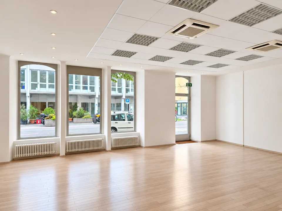 Location d'un espace commercial lumineux avec grande visibilité au centre de Chiasso – photo 9 sur 12