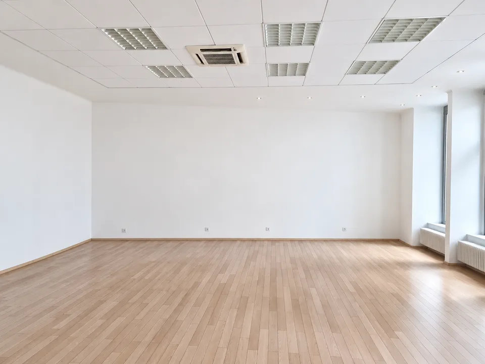 Location d'un espace commercial lumineux avec grande visibilité au centre de Chiasso – photo 12 sur 12