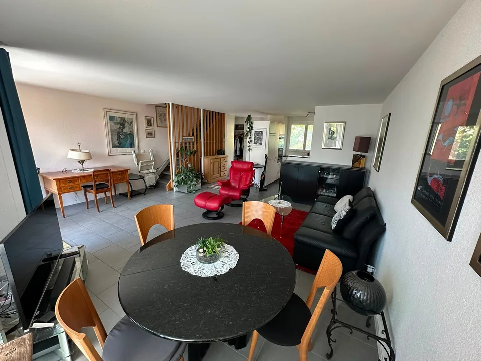 Charmant maison d'angle de 4,5 pièces avec jardin, vue sur les montagnes et potentiel d'agrandissement – photo 2 sur 14