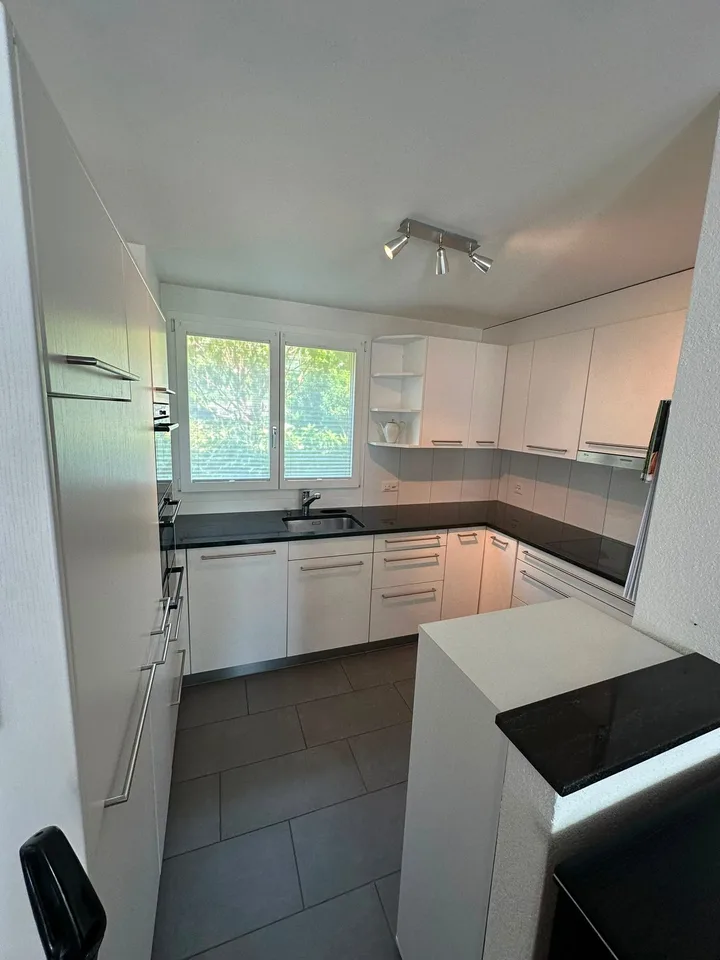 Charmant maison d'angle de 4,5 pièces avec jardin, vue sur les montagnes et potentiel d'agrandissement – photo 3 sur 14