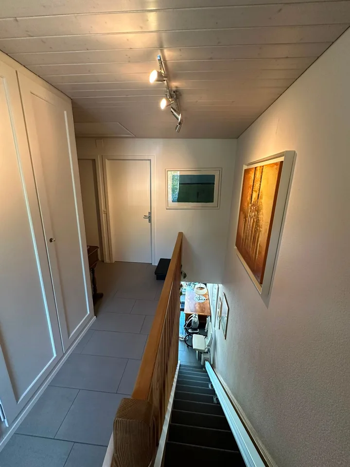 Charmant maison d'angle de 4,5 pièces avec jardin, vue sur les montagnes et potentiel d'agrandissement – photo 4 sur 14