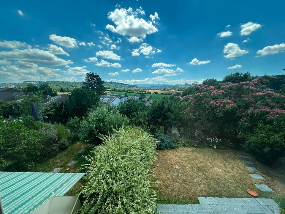 Charmant maison d'angle de 4,5 pièces avec jardin, vue sur les montagnes et potentiel d'agrandissement – photo 8 sur 14