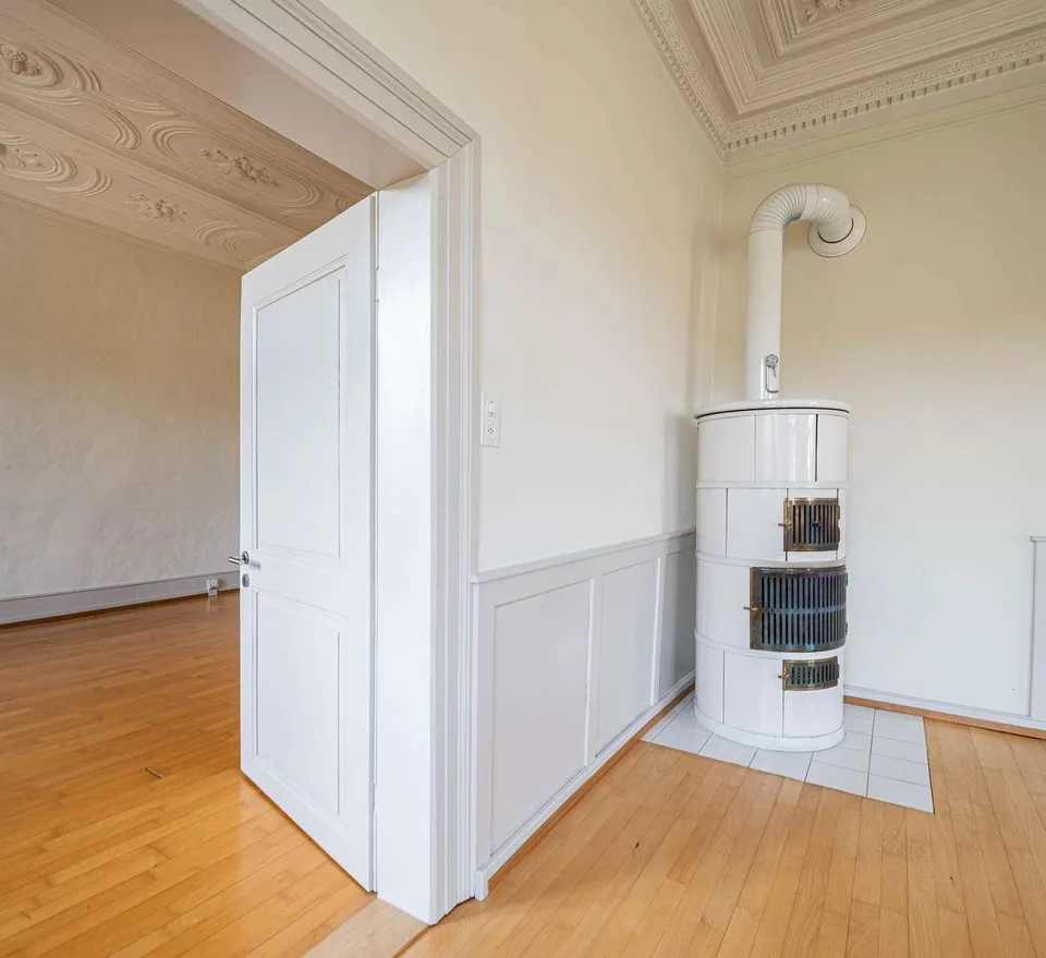 Historic 4.5-room apartment in Trüllikon – photo 10 of 12