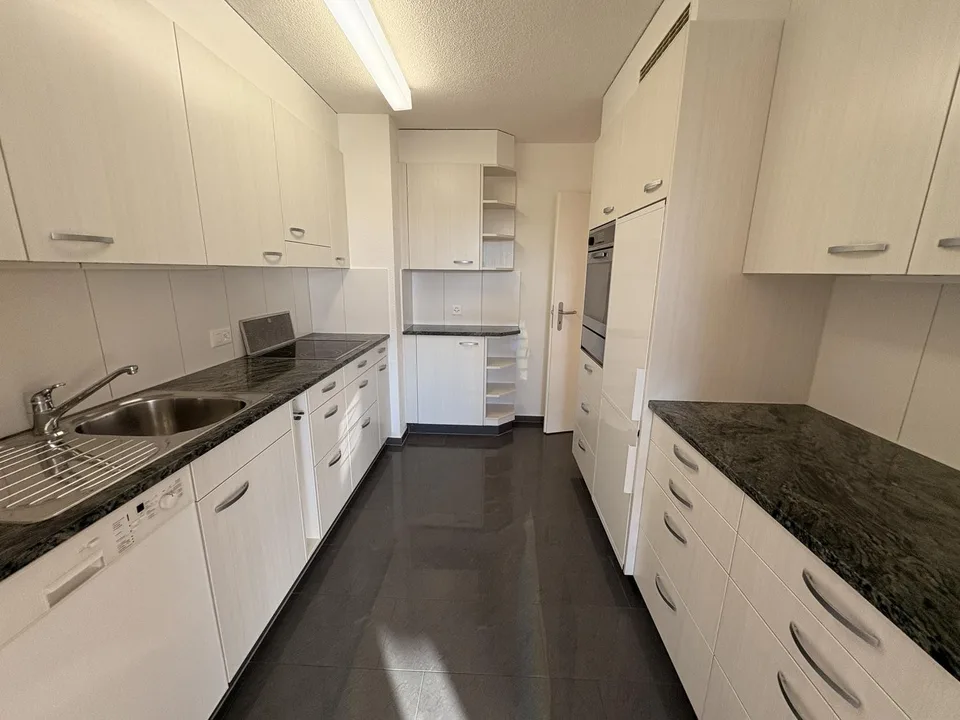 Spacious 3.5-room apartment with glazed balcony in Olten