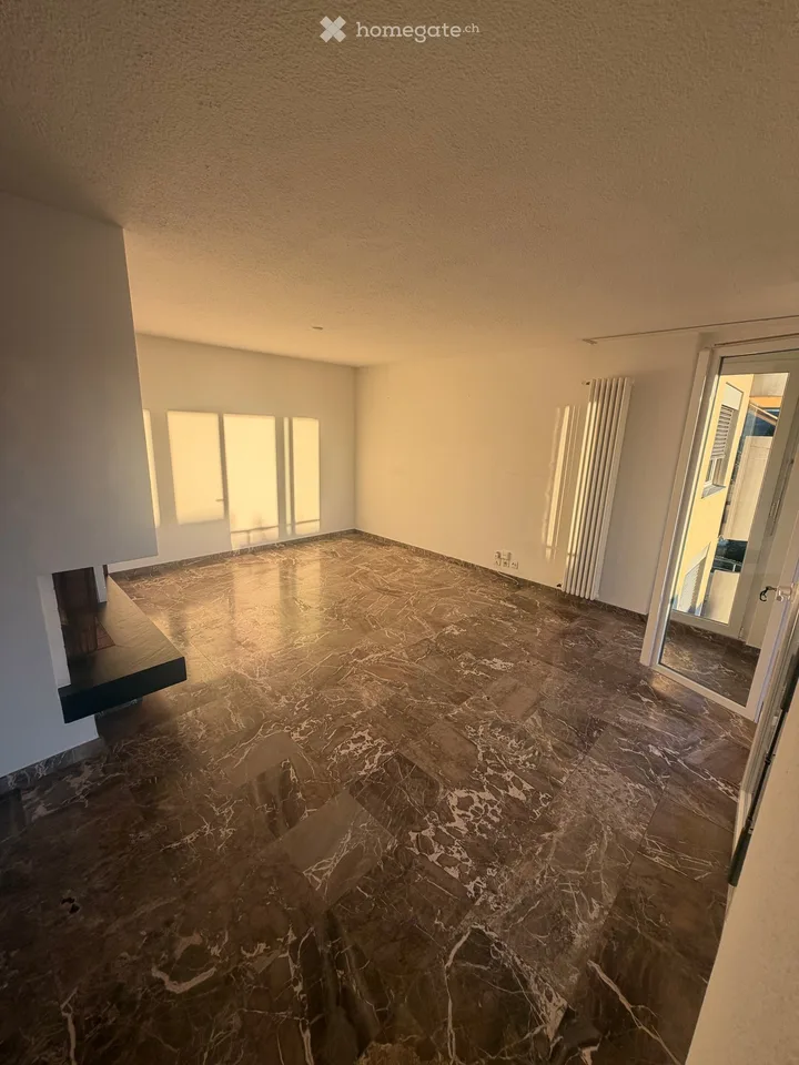 Gepflegte 4,5 Zimmerwohnung mit Seesicht und Marmorboden in Feldmeilen