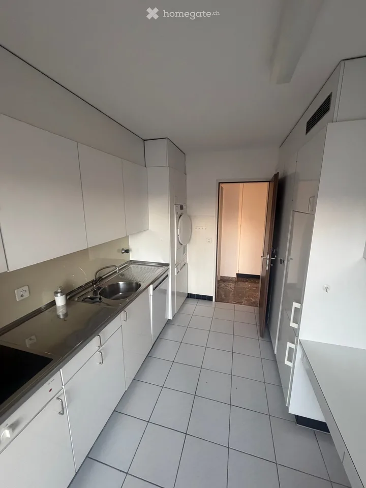 Gepflegte 4,5 Zimmerwohnung mit Seesicht und Marmorboden in Feldmeilen