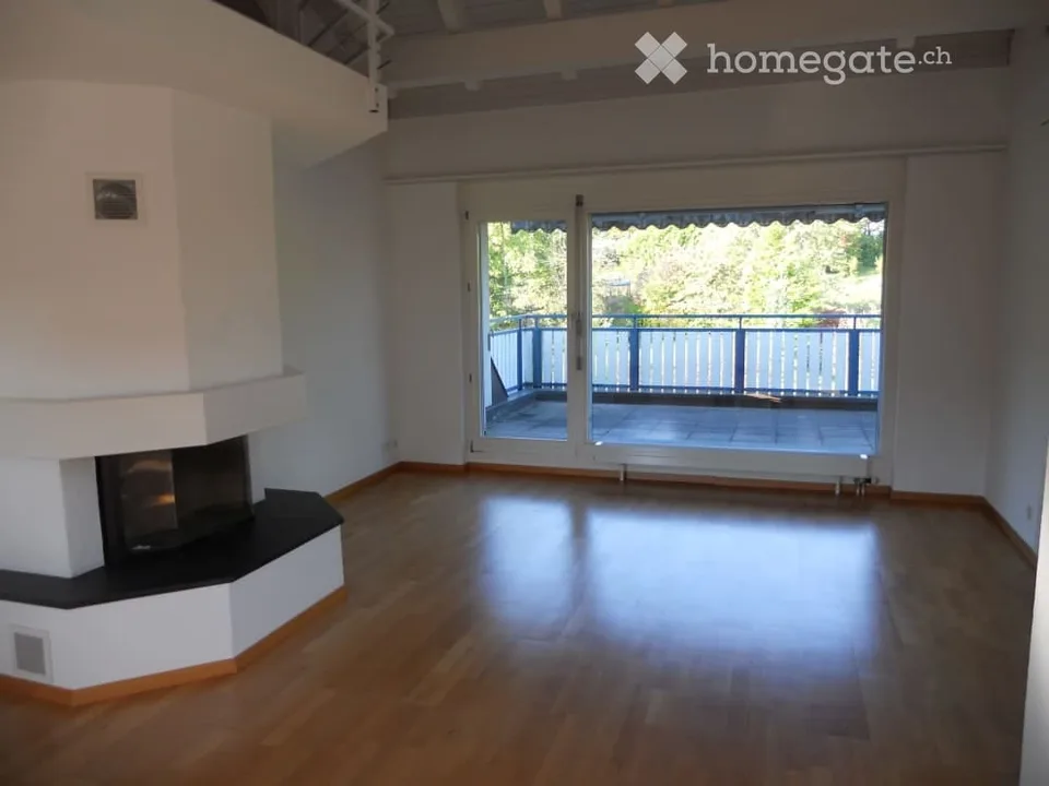 Charmant appartement de 3.5 pièces en mansarde avec balcon et cheminée à Thalwil