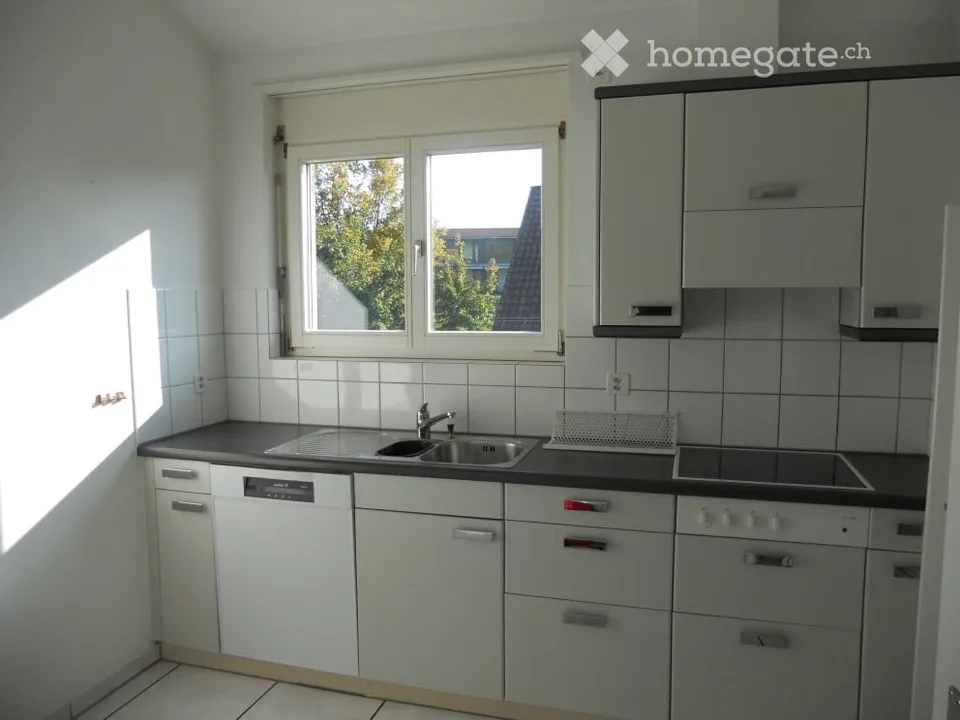 Charmant appartement de 3.5 pièces en mansarde avec balcon et cheminée à Thalwil