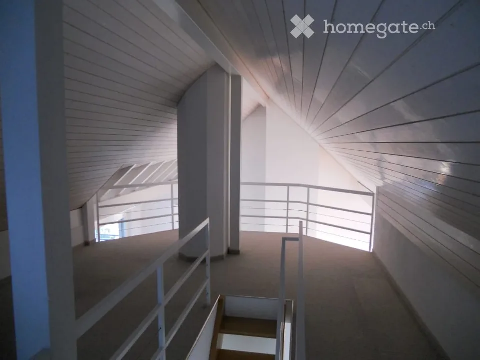 Charmant appartement de 3.5 pièces en mansarde avec balcon et cheminée à Thalwil