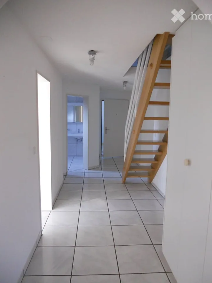 Charmant appartement de 3.5 pièces en mansarde avec balcon et cheminée à Thalwil