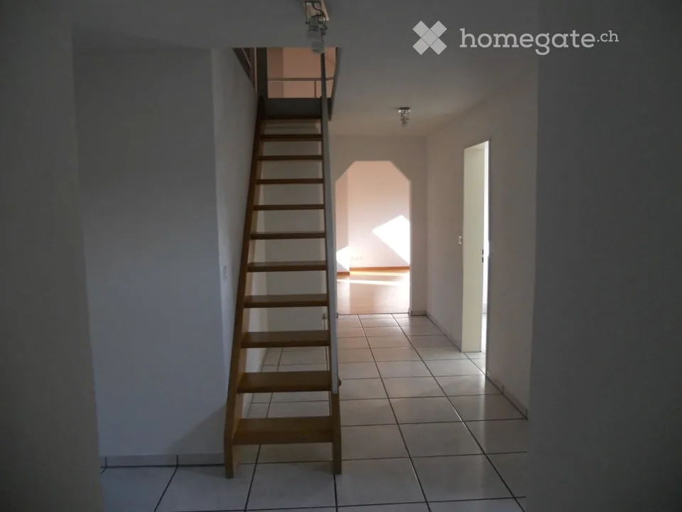 Charmant appartement de 3.5 pièces en mansarde avec balcon et cheminée à Thalwil