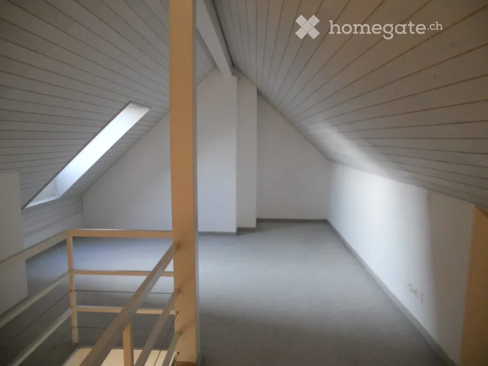 Charmant appartement de 3.5 pièces en mansarde avec balcon et cheminée à Thalwil