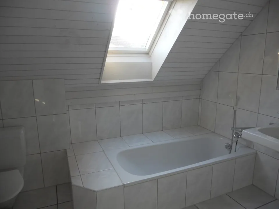 Charmant appartement de 3.5 pièces en mansarde avec balcon et cheminée à Thalwil