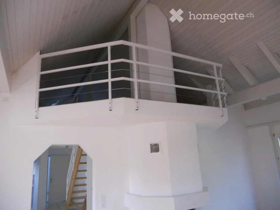 Charmant appartement de 3.5 pièces en mansarde avec balcon et cheminée à Thalwil
