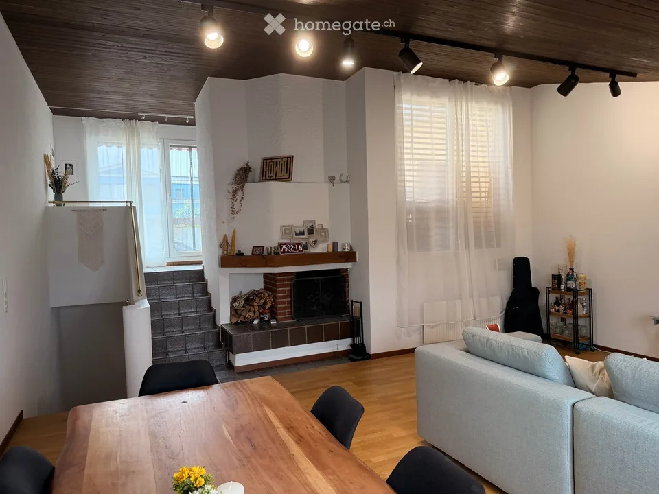 Charmante 2.5-Zimmer-Maisonette mit 30 m² Dachterrasse und Cheminée in Berikon