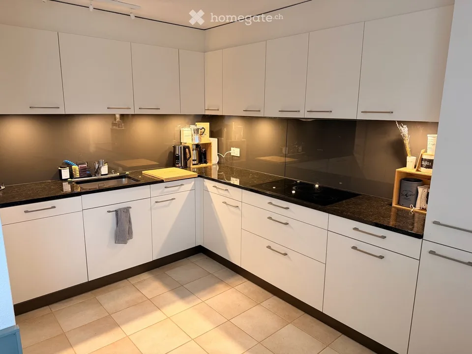 Charmante 2.5-Zimmer-Maisonette mit 30 m² Dachterrasse und Cheminée in Berikon