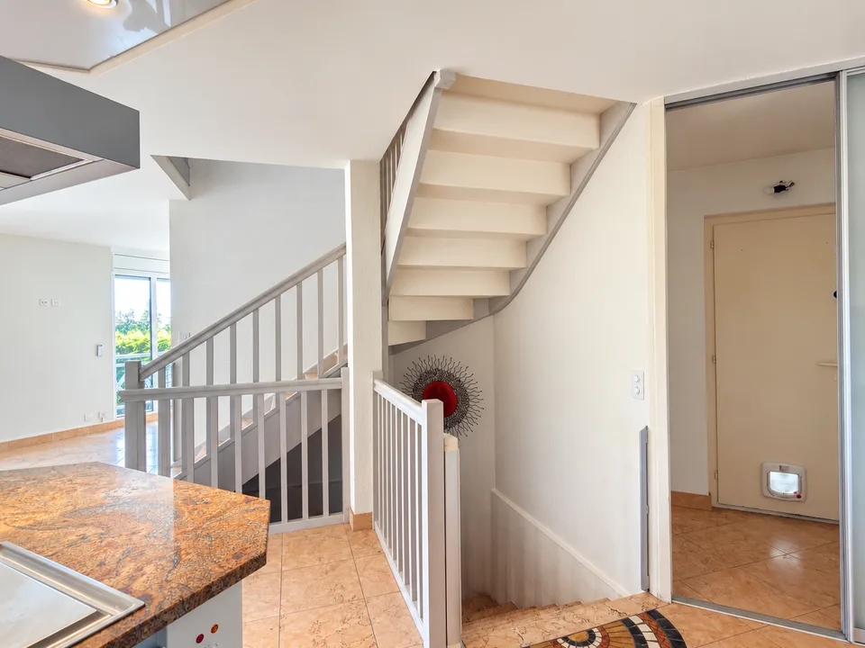 Familienhaus mit 6 Schlafzimmern, das schöne Volumen bietet – Foto 8 von 16