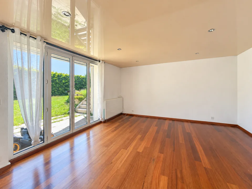 Familienhaus mit 6 Schlafzimmern, das schöne Volumen bietet – Foto 16 von 16