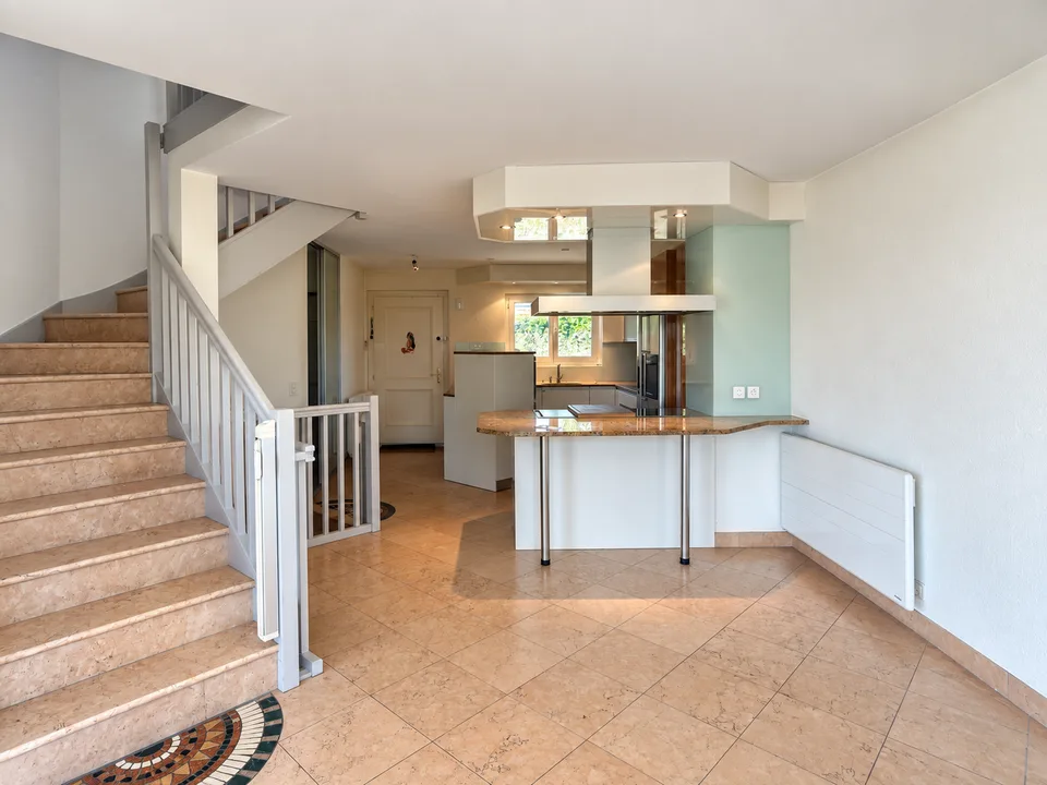 Familienhaus mit 6 Schlafzimmern, das schöne Volumen bietet – Foto 6 von 16