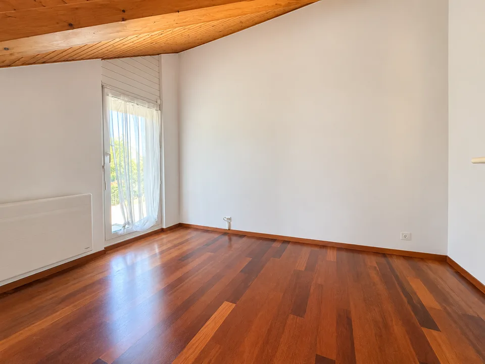 Familienhaus mit 6 Schlafzimmern, das schöne Volumen bietet – Foto 11 von 16