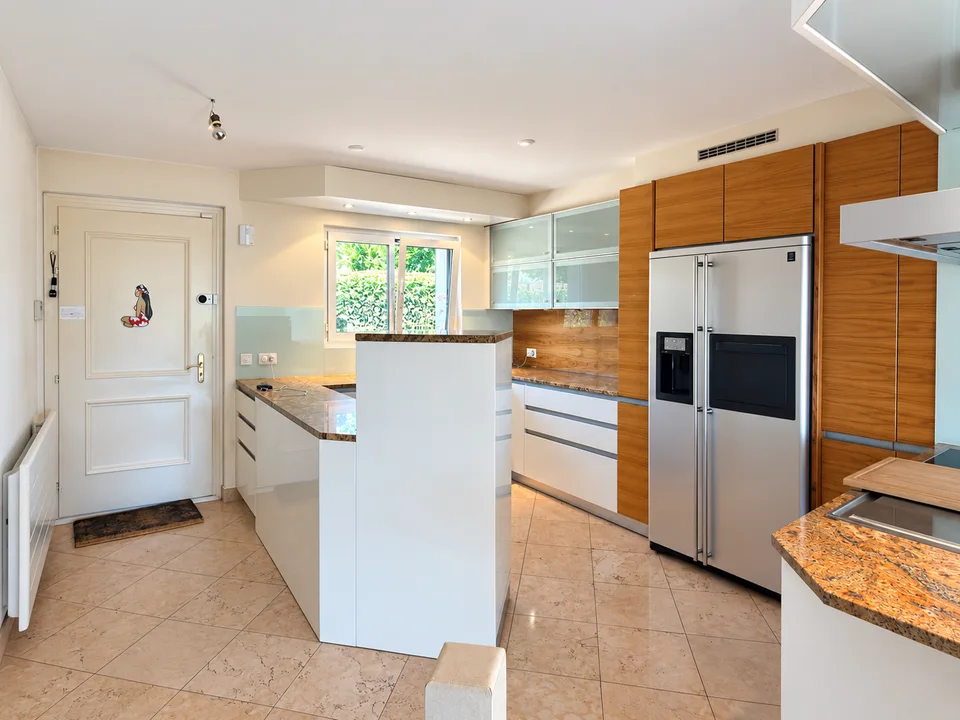 Familienhaus mit 6 Schlafzimmern, das schöne Volumen bietet – Foto 5 von 16