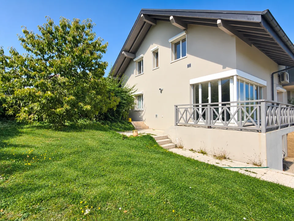 Familienhaus mit 6 Schlafzimmern, das schöne Volumen bietet – Foto 2 von 16