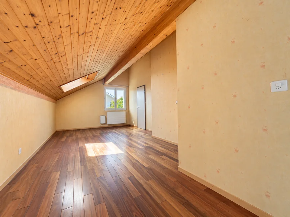 Familienhaus mit 6 Schlafzimmern, das schöne Volumen bietet – Foto 13 von 16